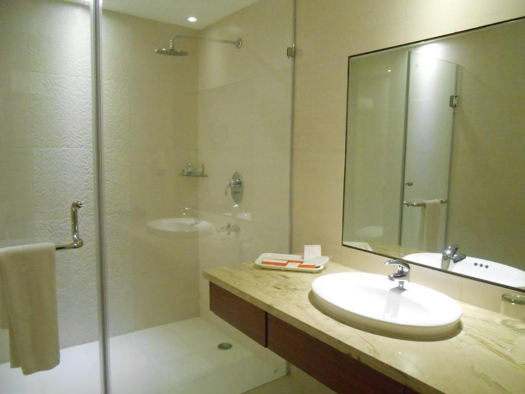 เซเลสต้า โฮเต็ล Hotel โกลกาตา ภายนอก รูปภาพ